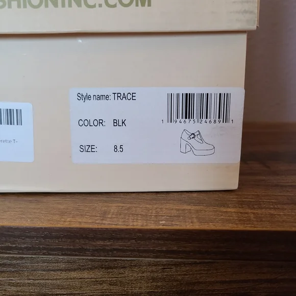 Yoki 1990s Leatherette Platform T Strap Pumps - Picture 9 of 9